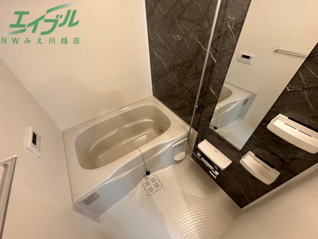 バス・シャワールーム　同型、反転タイプの部屋写真です。