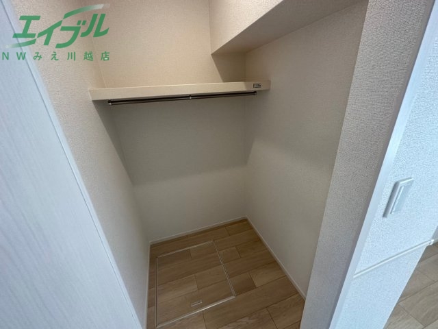 収納　同型、反転タイプの部屋写真です。