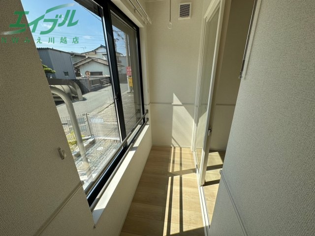 バルコニー　同型、反転タイプの部屋写真です。