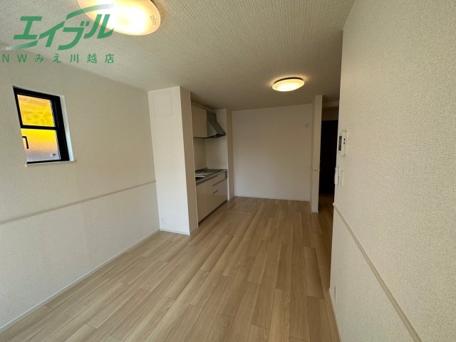 居室・リビング　同型、反転タイプの部屋写真です。