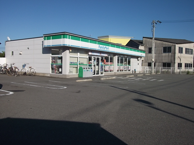 コンビニ　ファミリーマート（コンビニ）まで1249m