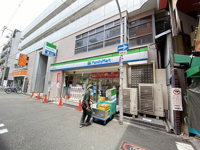 コンビニ　ファミリーマート黒門市場前店（コンビニ）まで120m