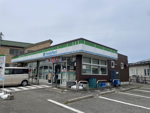 コンビニ　ファミリーマート 四郎丸吹上店（コンビニ）まで820m