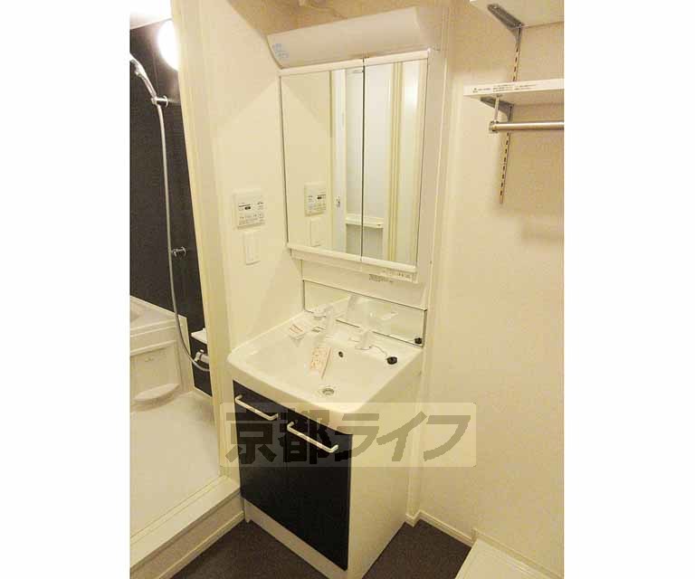 洗面設備　立派な独立洗面台です