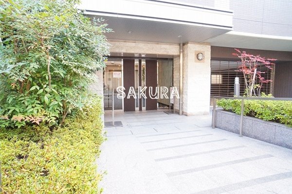 エントランス　重厚感のある建物デザイン♪