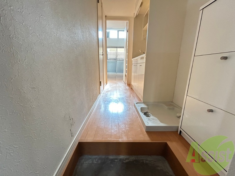 玄関　玄関からの様子になります。明るい印象ですね。