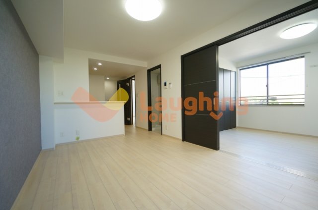 居室・リビング　こちらのリビングで趣味の時間をお楽しみください※同シリーズの