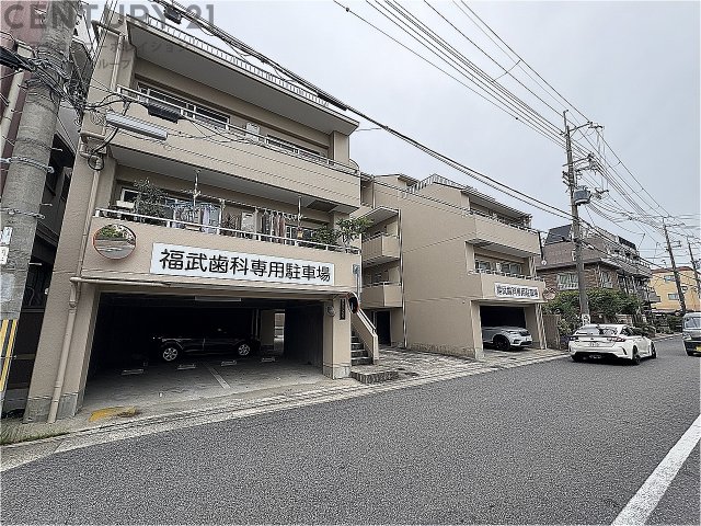 建物外観　敷地内に駐車場あります♪