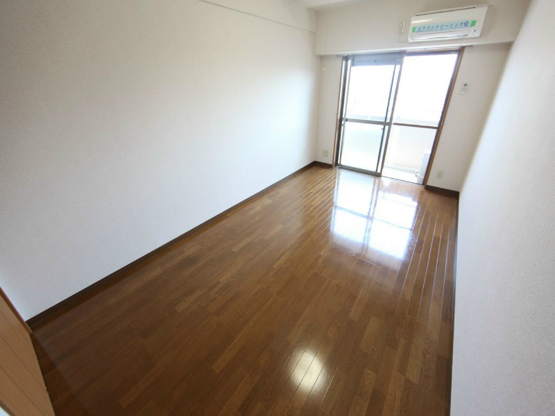 バルコニー　洋室8.5帖　エアコン完備　南面バルコニー