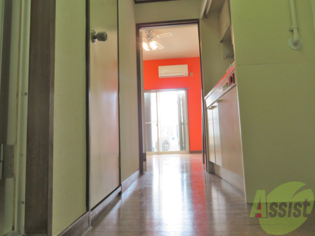 玄関　玄関を入ると正面がお部屋、右手にお風呂やトイレがあります