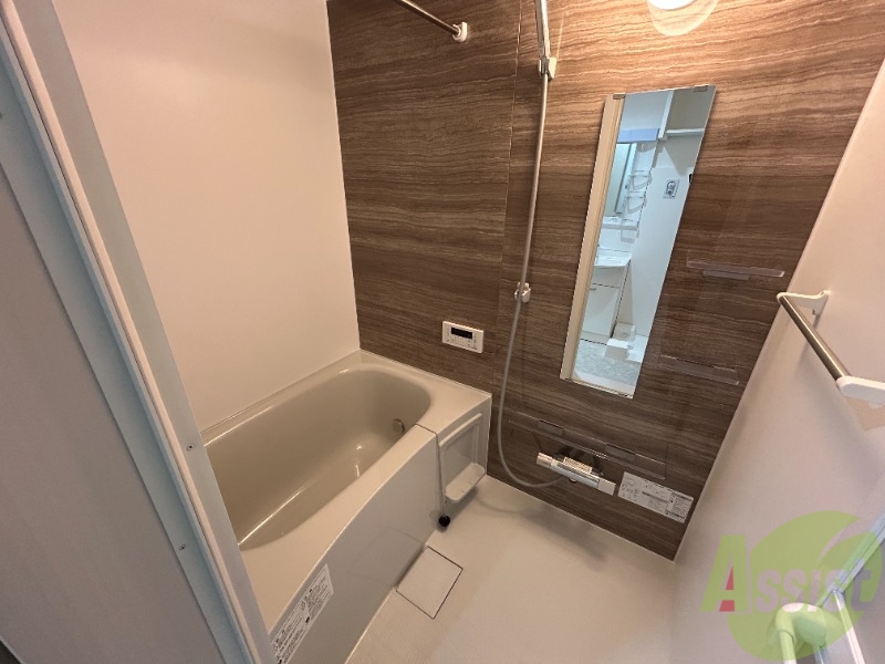 バス・シャワールーム　乾燥機能の付いた浴室です。くつろぐのに十分な広さです。