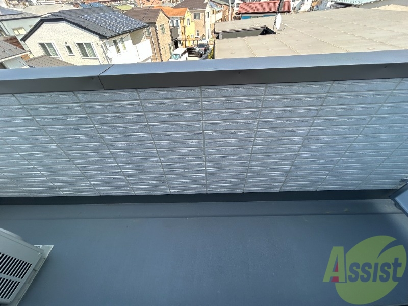 バルコニー　ベランダは十分な広さがあります。万が一洗濯物が落ちても安心。