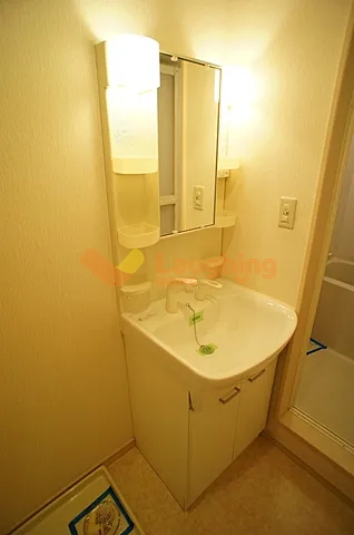 洗面設備　独立洗面台、小物を置くことができて便利です