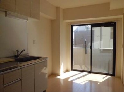 居室・リビング　角部屋の明るいお部屋