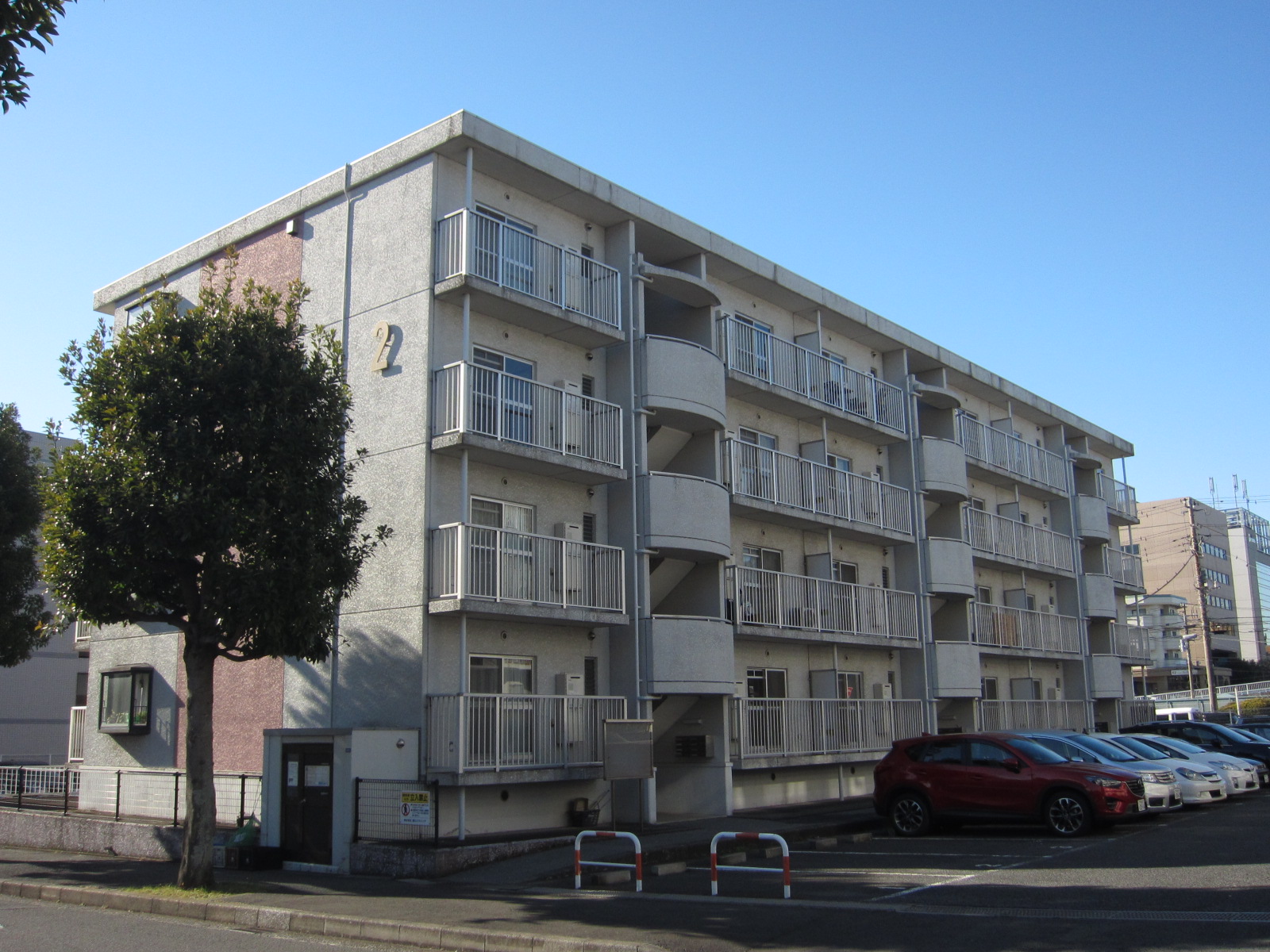 建物外観　敷地内に駐車場ございます