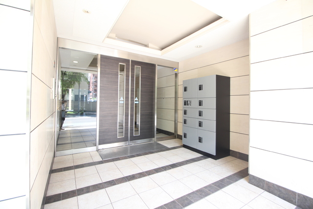 エントランス　エレベータや防犯モニタ、宅配ＢＯＸも付いたオートロックセキュ