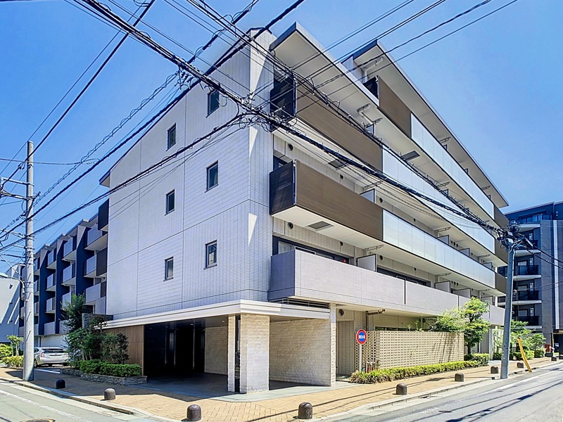 建物外観　角地の立地で高級感のある賃貸マンション