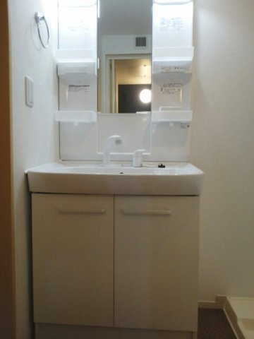 洗面設備　スペースが確保できる洗面所です