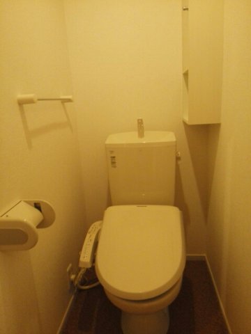 トイレ　落ち着いた色調のトイレです