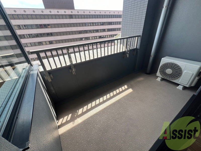 バルコニー　広めのバルコニーは物干し付きなのでたくさん干せそうですね