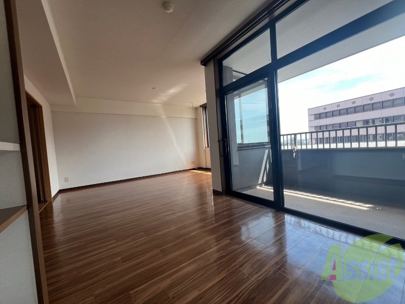 居室・リビング　ＬＤＫは大きな窓があり南向きなので日差しが入り明るいです