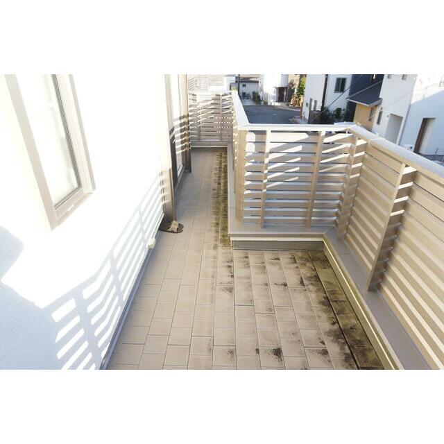 バルコニー　ワイドバルコニーで洗濯物や布団など干しやすいです