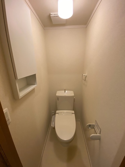 トイレ　温水洗浄便座付きのトイレです♪