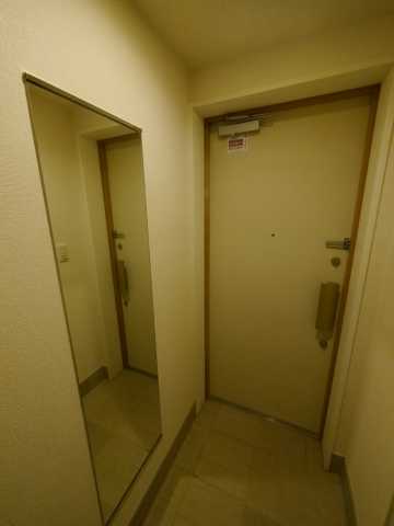 玄関　実際の内装とは異なります。