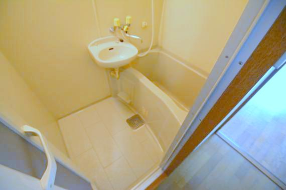 バス・シャワールーム　バスルームはトイレと別々で、広々としていますよ。