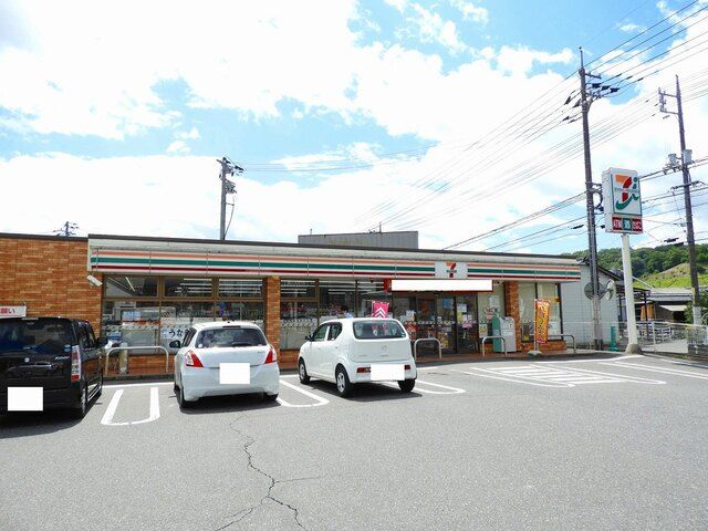 コンビニ　セブンイレブン（コンビニ）まで550m