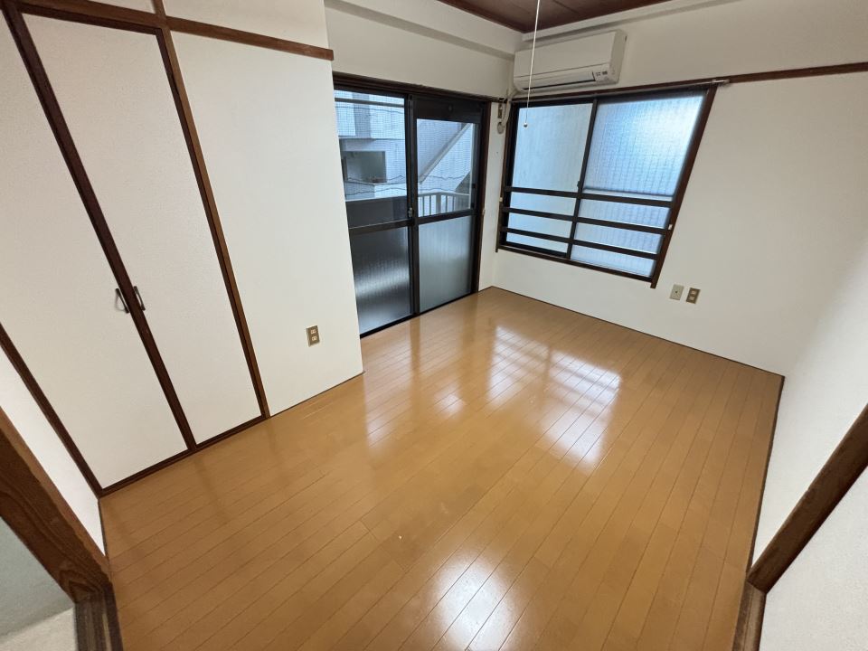 居室・リビング　角部屋２面採光です