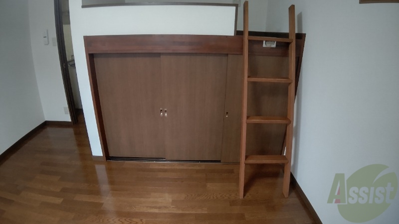 その他設備　洋室にございます収納は大きく沢山しまえそうです。