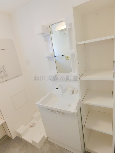 洗面設備　棚収納付きがうれしい洗面脱衣所　独立洗面台　洗濯機置き場