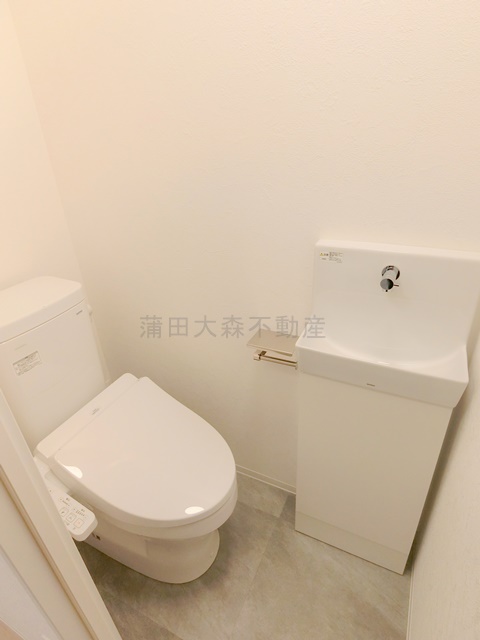 トイレ　手洗いと温水洗浄便座付きのトイレ