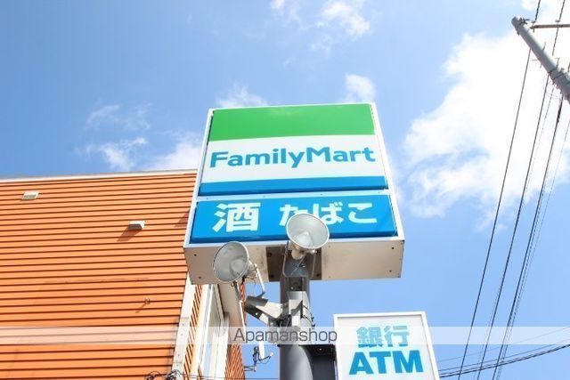 コンビニ　ファミリーマート（コンビニ）まで828m