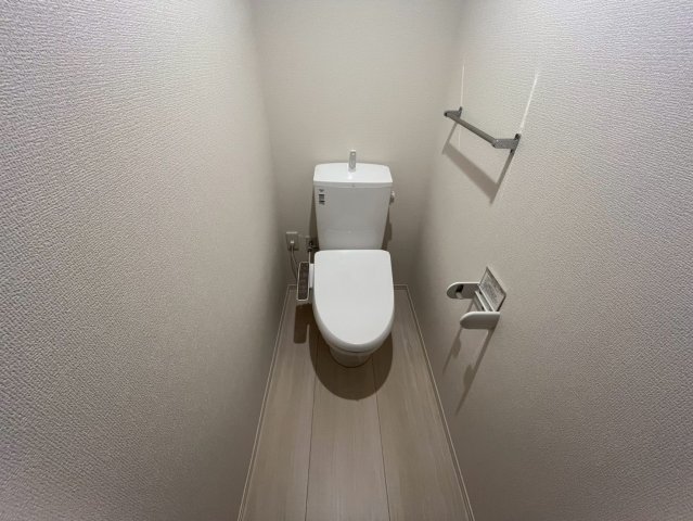 トイレ　同物件別部屋写真