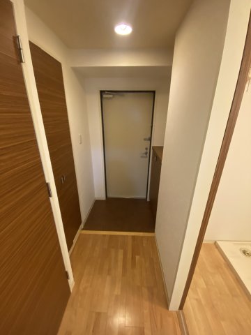 玄関　※写真は同じマンションの違う部屋のものになります。