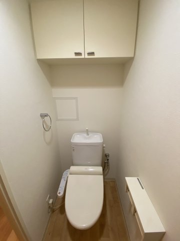 トイレ　※写真は同じマンションの違う部屋のものになります。