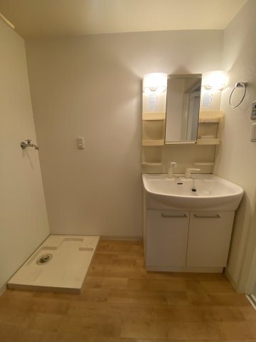 洗面設備　※写真は同じマンションの違う部屋のものになります。