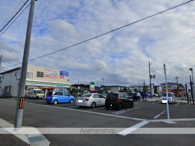 コンビニ　ファミリーマート秋田中央インター通店（コンビニ）まで261m