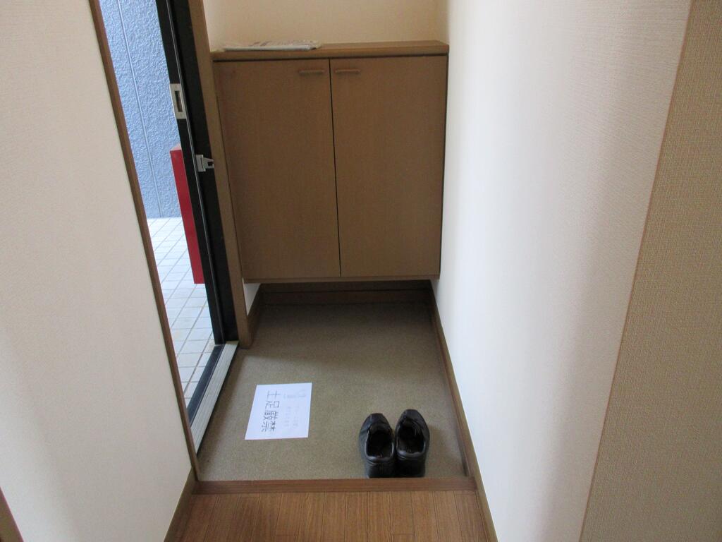 玄関　玄関　下駄箱付き
