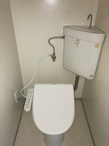 トイレ　※写真は同じマンションの違う部屋のものになります。