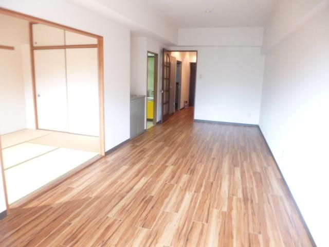 居室・リビング　★隣の和室と繋がっていてさらに広く見えます★
