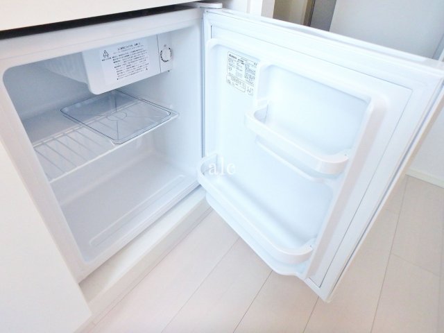収納　キッチン下にはミニ冷蔵庫。取り外し可能ですのでロフト部にお持