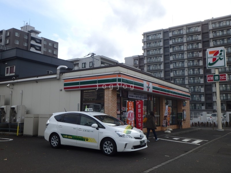 コンビニ　セブンイレブン札幌山の手2条7丁目店（コンビニ）まで690m