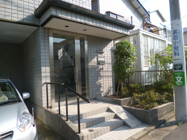 エントランス　安心オートロック付き