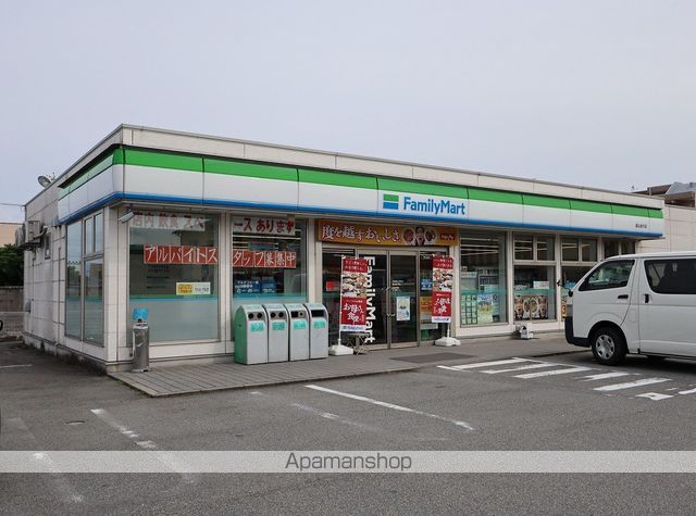 コンビニ　ファミリーマート（コンビニ）まで743m