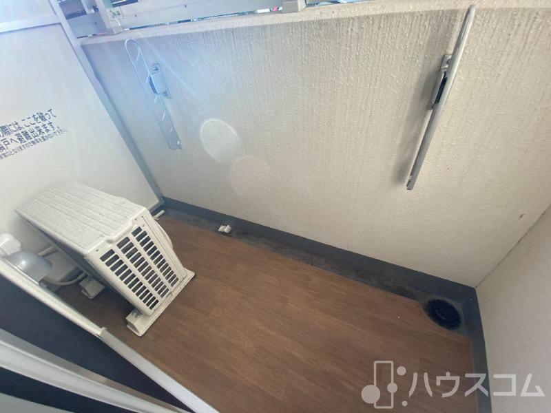 バルコニー　足元が汚れにくい仕様です。