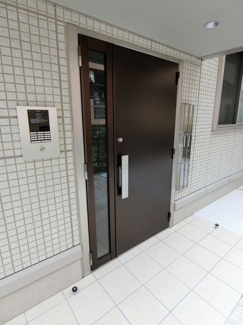 エントランス　オートロック付きのエントランスです♪