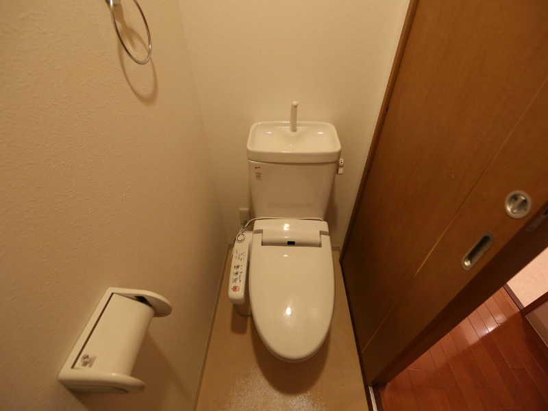 トイレ　温水洗浄暖房便座付き